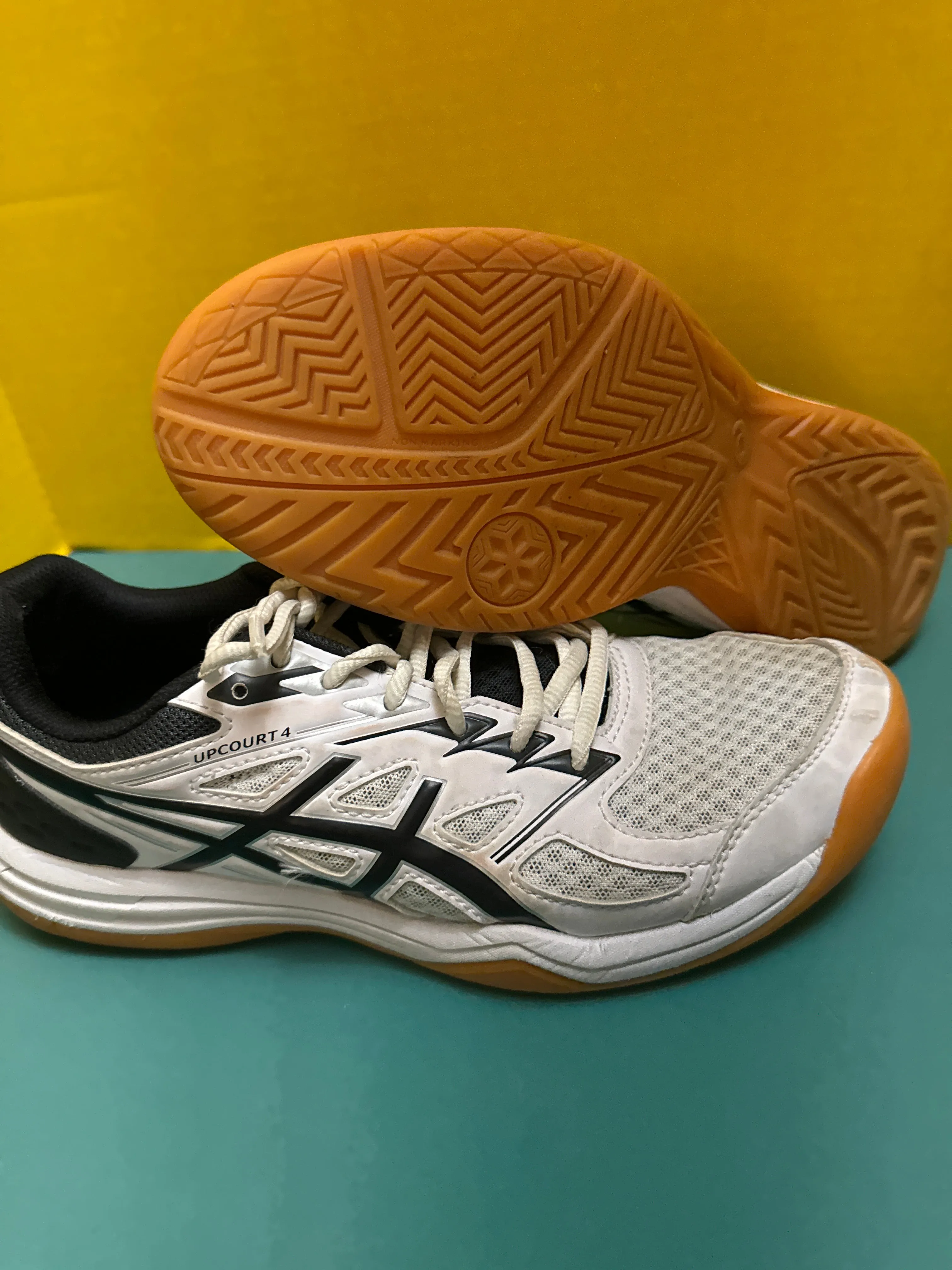 Women's size 9 white Volleyball shoes ASICS - size Shoes-Adult Size 09